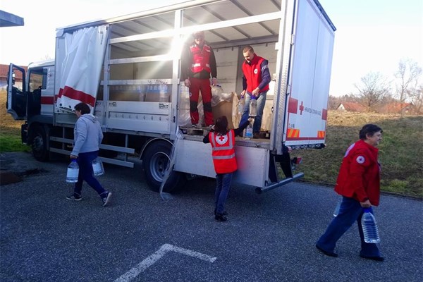 Crveni križ dijeli pitku vodu mještanima s područja Zagorja